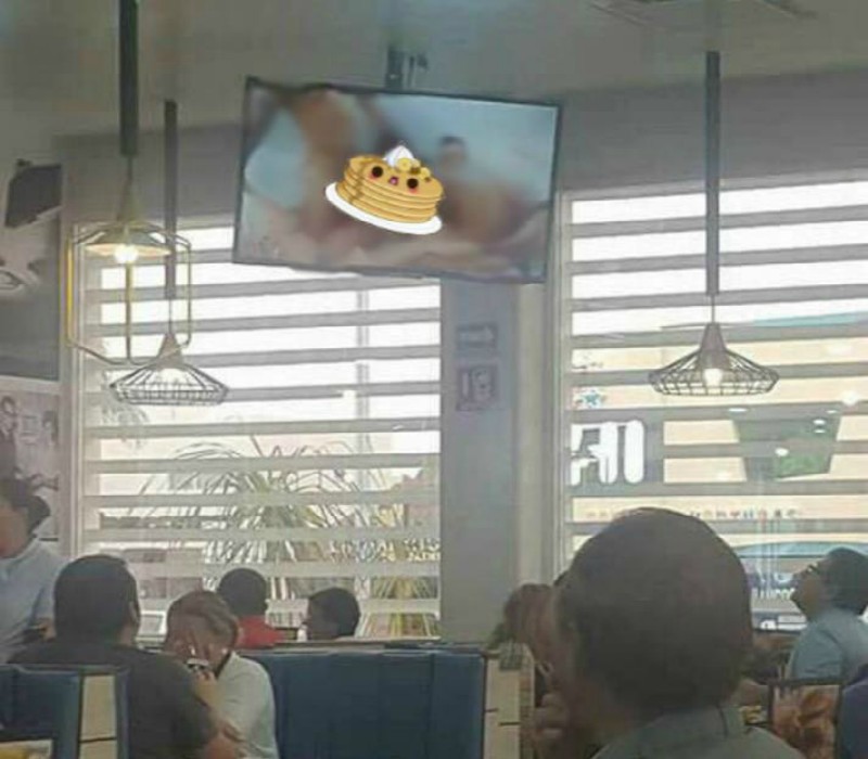 Restaurante recién inaugurado transmite porno en el desayuno