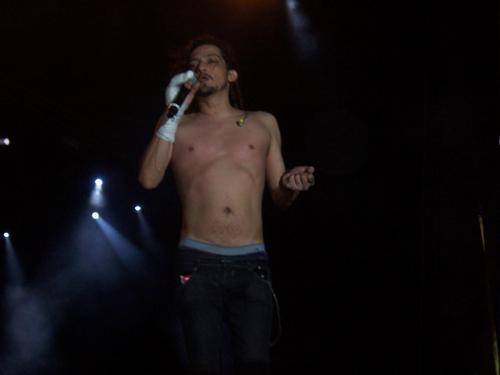 León Larregui sin camisa