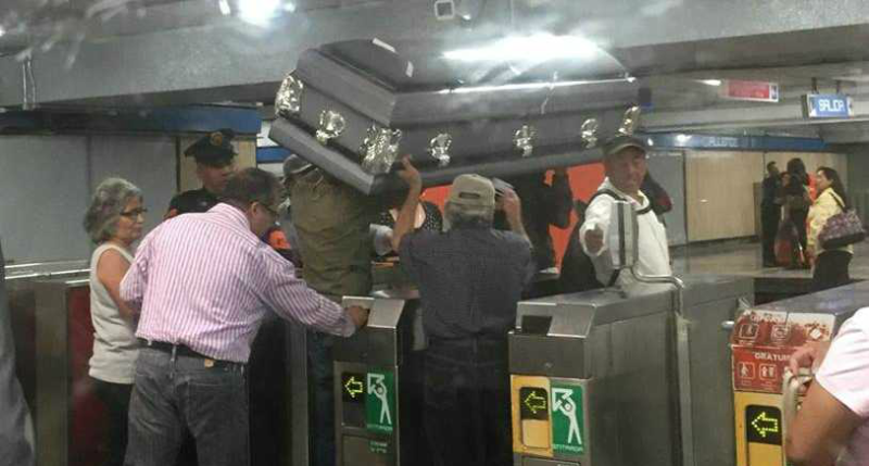AtaÃºd viaja en el Metro y sorprende a los usuarios