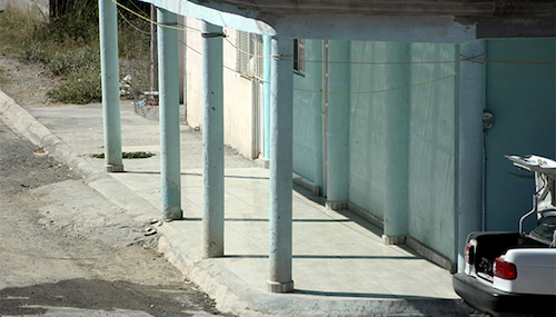 Don Vergas construye su casa sobre la banqueta