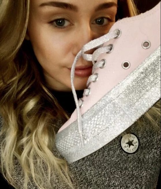 MILEY-CYRUS-Y-CONVERSE-tenis
