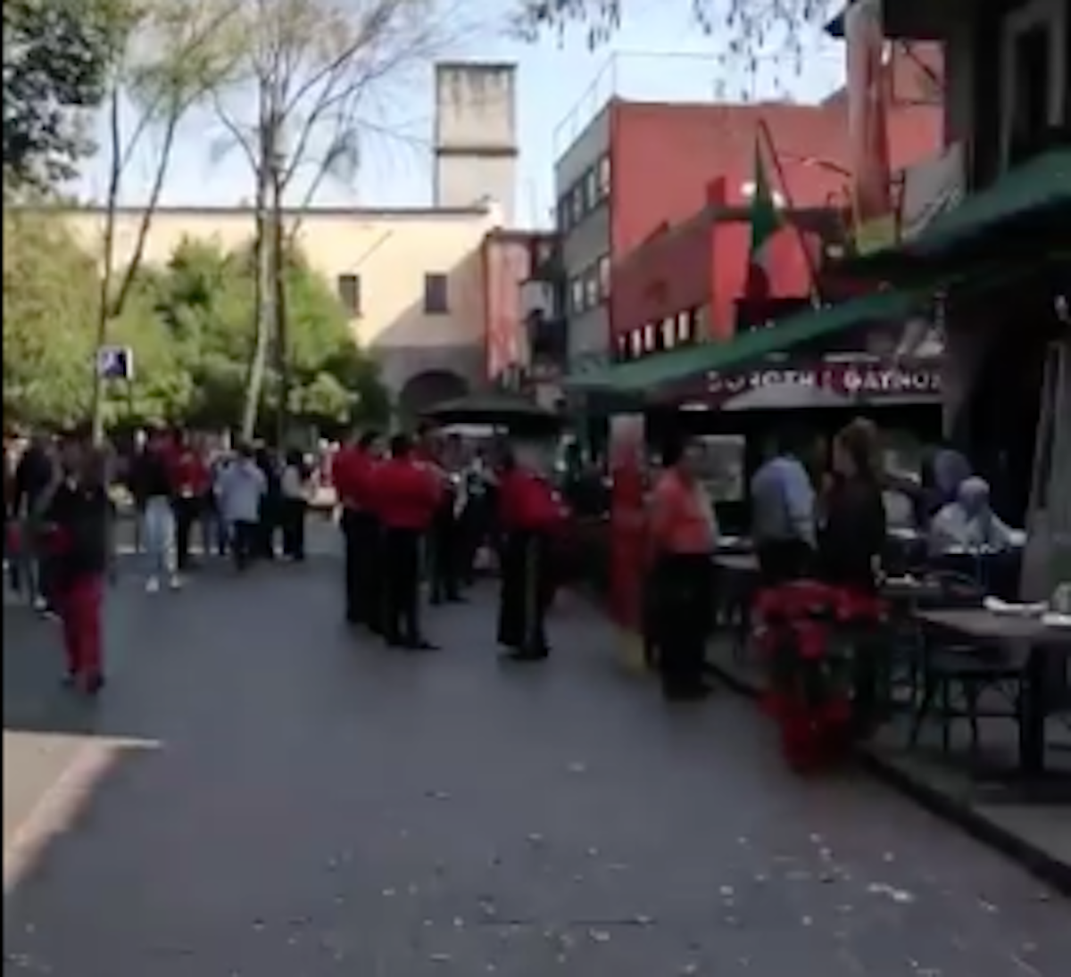 Mariachis no dejan de tocar durante sismo (sÃ­, como en Titanic)