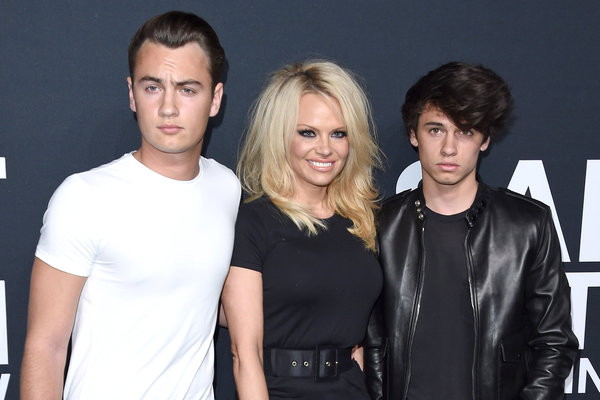 Pamela Anderson con sus hijos Brandon Thomas Lee y Dylan Jagger Lee