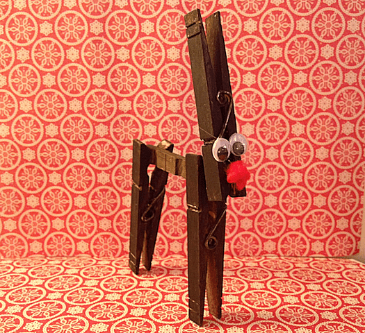Reno hecho con pinzas de madera