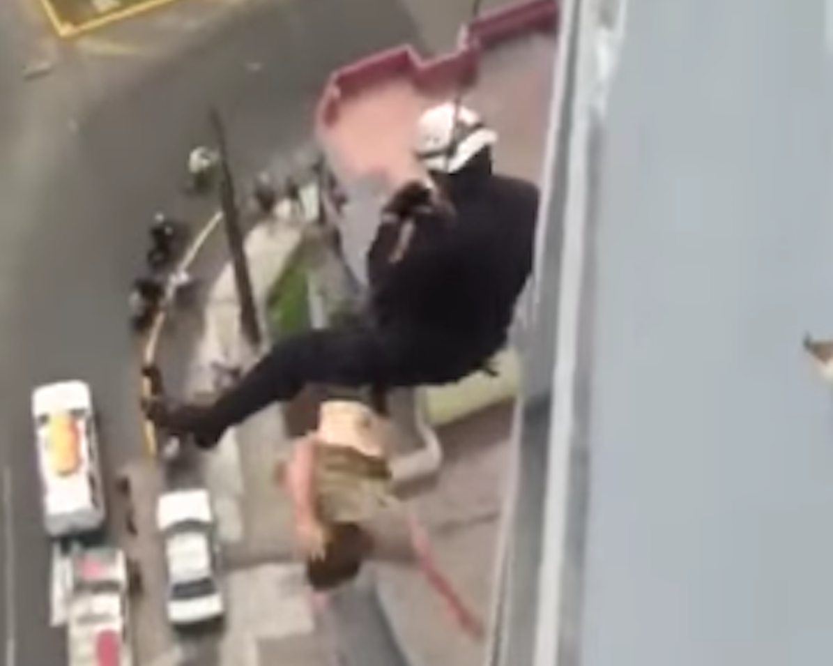 Video: Rescatista no logra salvar a suicida