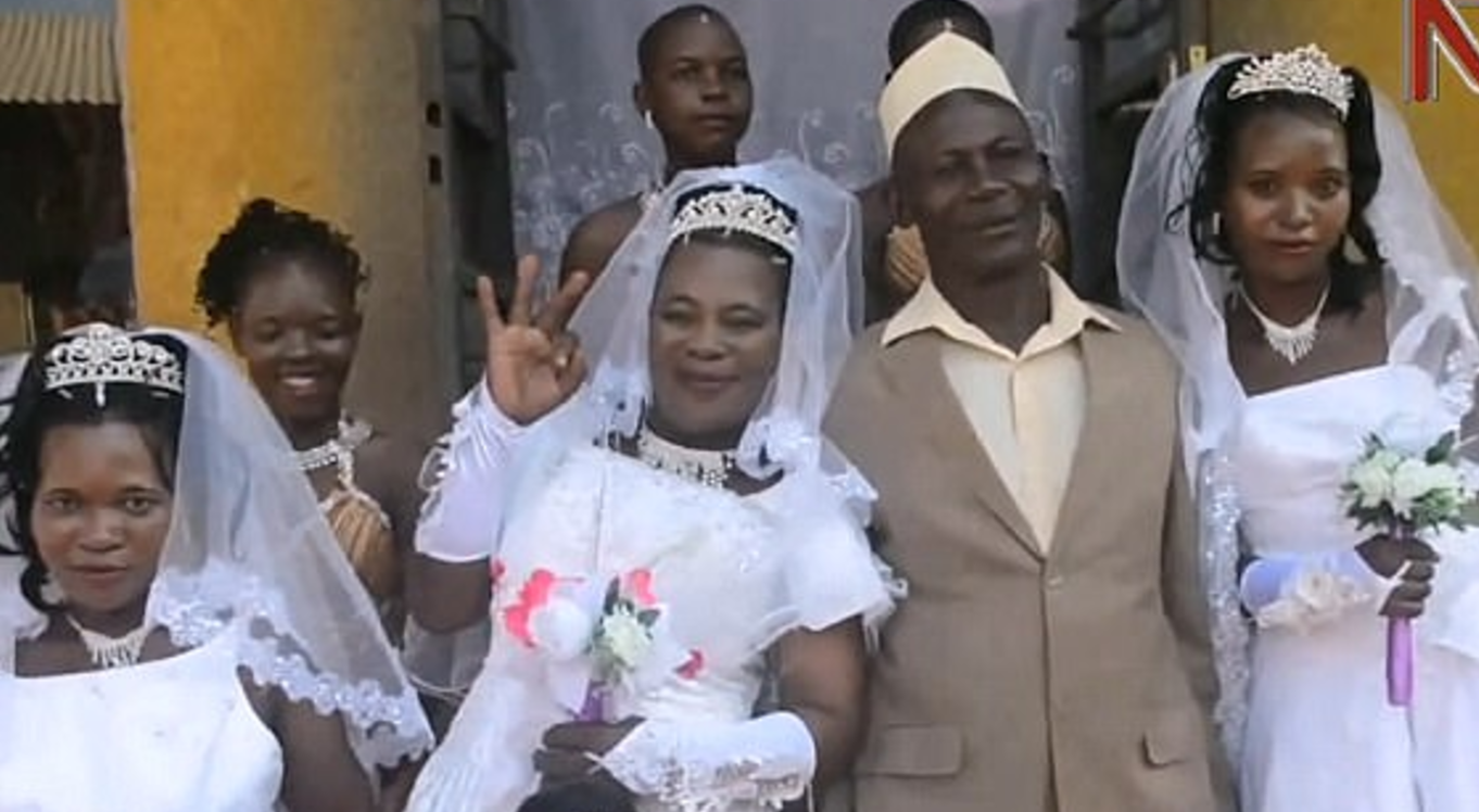 Se casó con sus tres novias el mismo día para ahorrar dinero