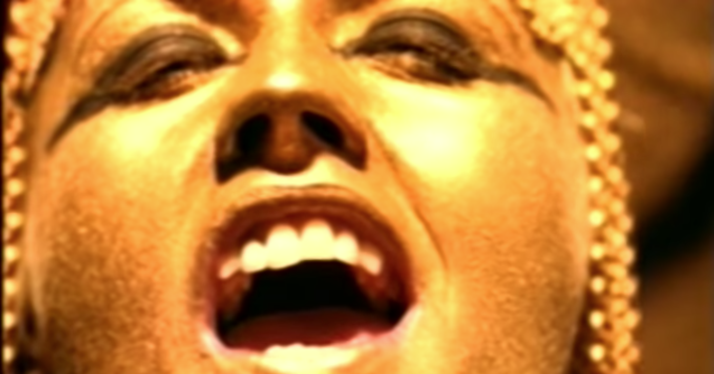 Dolores O'Riordan en el video de Zombie de The Cranberries