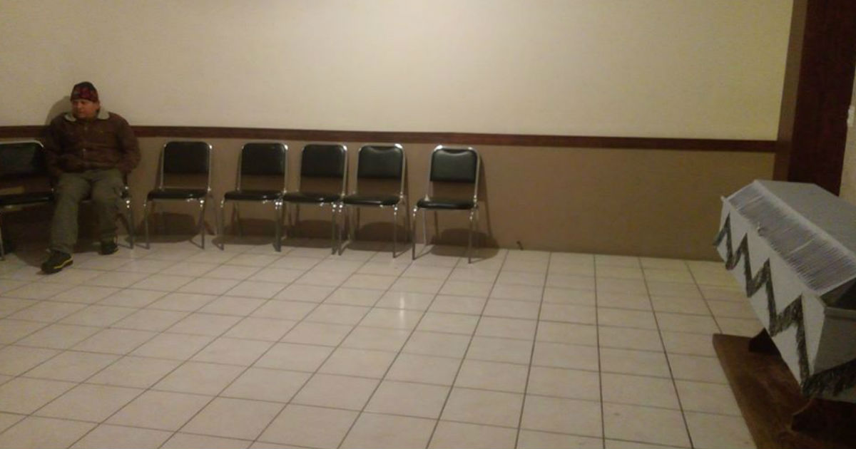 Velaba solo a su esposa; se viraliza gente lo acompañó