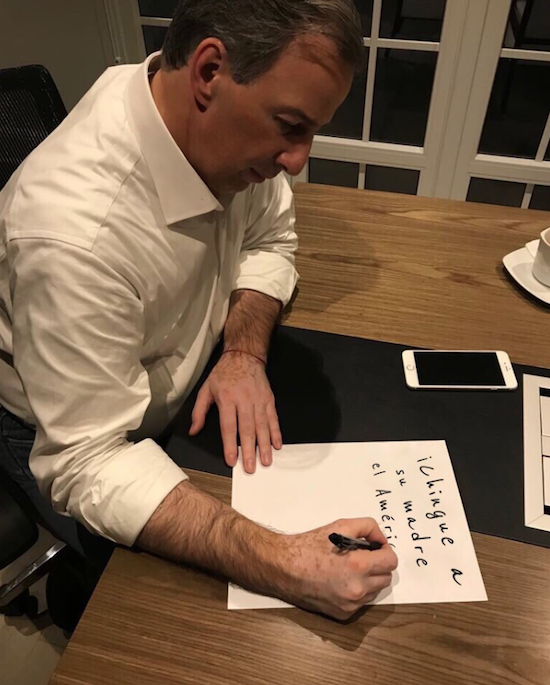 Meme Meade haciendo planas