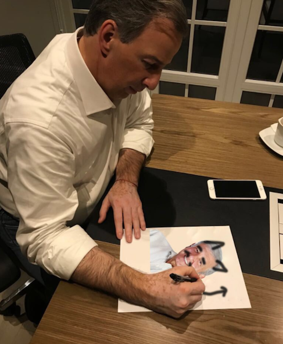Meme Meade haciendo planas