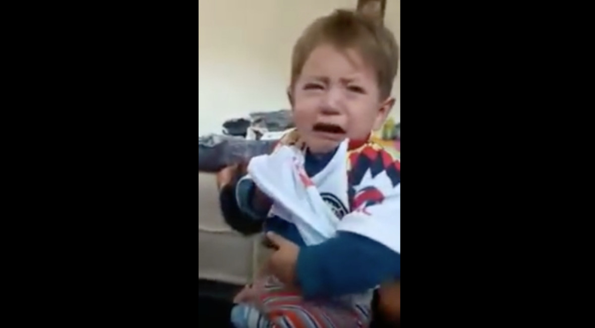 Niño llora con playera del América
