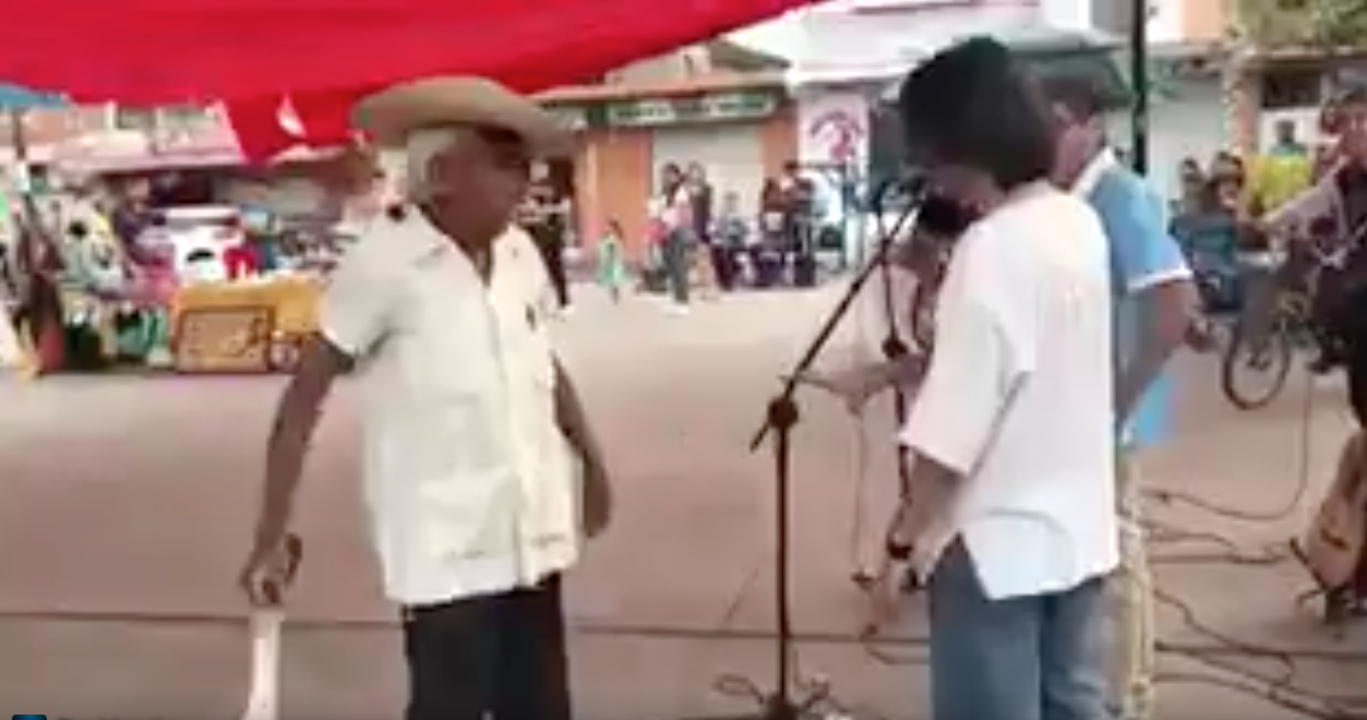 anciano-odia-musica-rock-tejalpa-morelos-video-viral-1