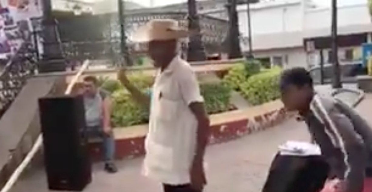 anciano-odia-musica-rock-tejalpa-morelos-video-viral-13