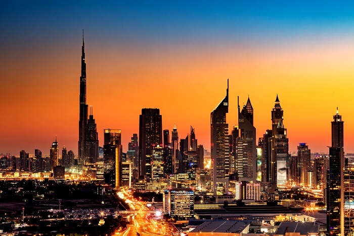 ciudad-dubai-emiratos-arabes-unidos-noche-rascacielos
