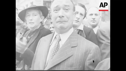 hombre-llora-desoncosladamente-durante-la-caida-de-paris