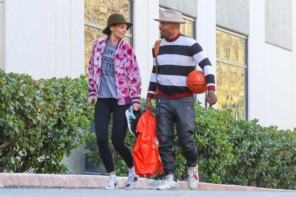 jamie-foxx-katie-holmes-pasan-san-valentin-juhando-juntos-baloncesto