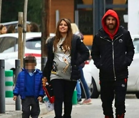 lionel-messi-lleva-al-escuela-a-su-hijo-junto-a-su-esposa-antonella