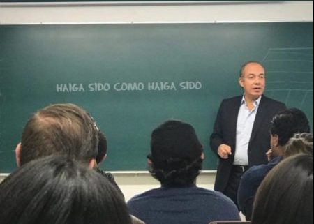 Meme de Felipe CalderÃ³n dando clase