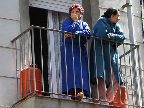 mujeres-en-bata-esperando-al-del-gas-en-balcon