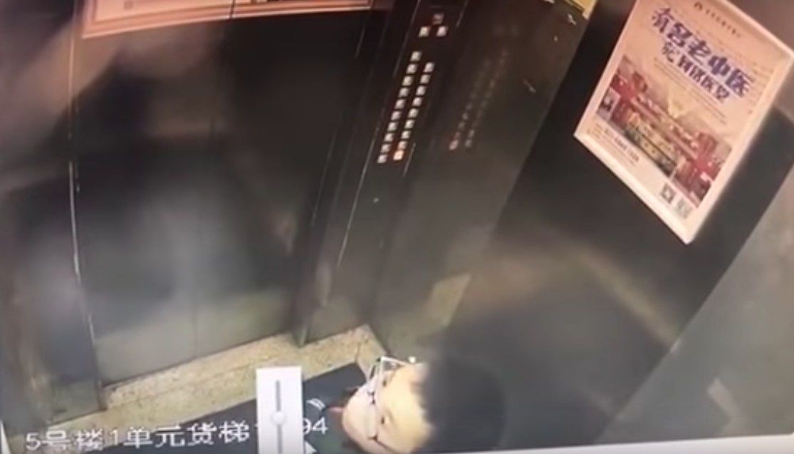 nino-orina-botones-elevador-y-se-queda-atorado-china-se-vuelve-viral-video