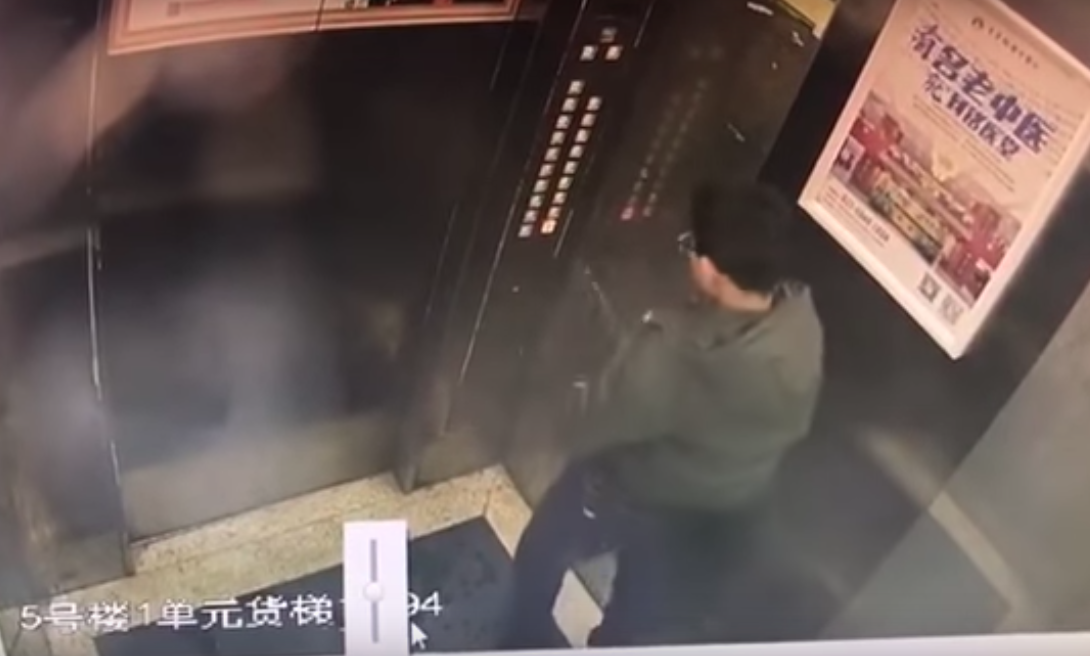 nino-orina-botones-elevador-y-se-queda-atorado-china-se-vuelve-viral-video