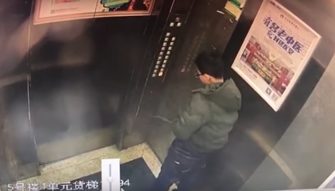 nino-orina-botones-elevador-y-se-queda-atorado-china-se-vuelve-viral-video