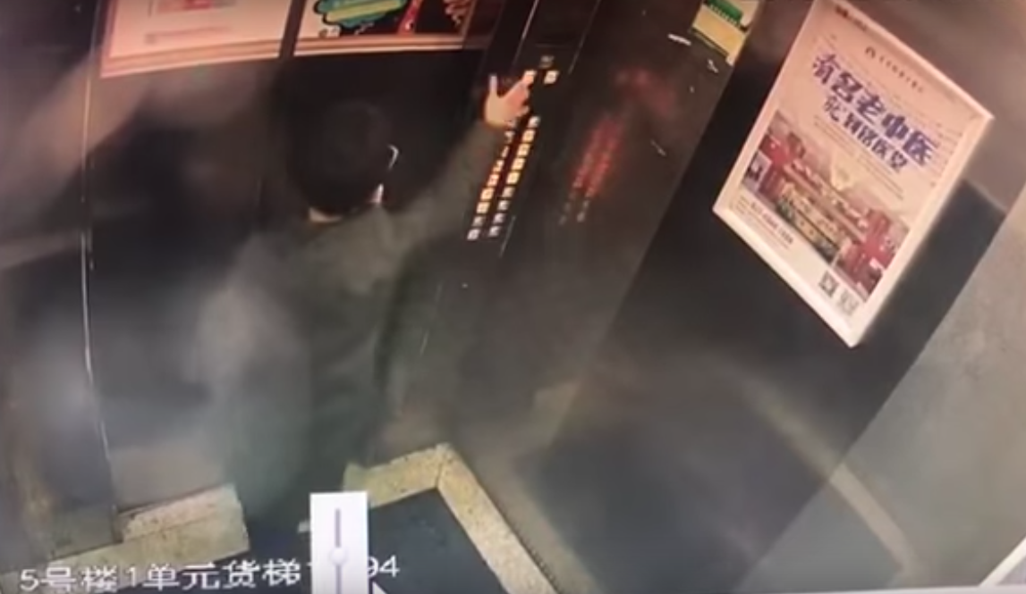 nino-orina-botones-elevador-y-se-queda-atorado-china-se-vuelve-viral-video