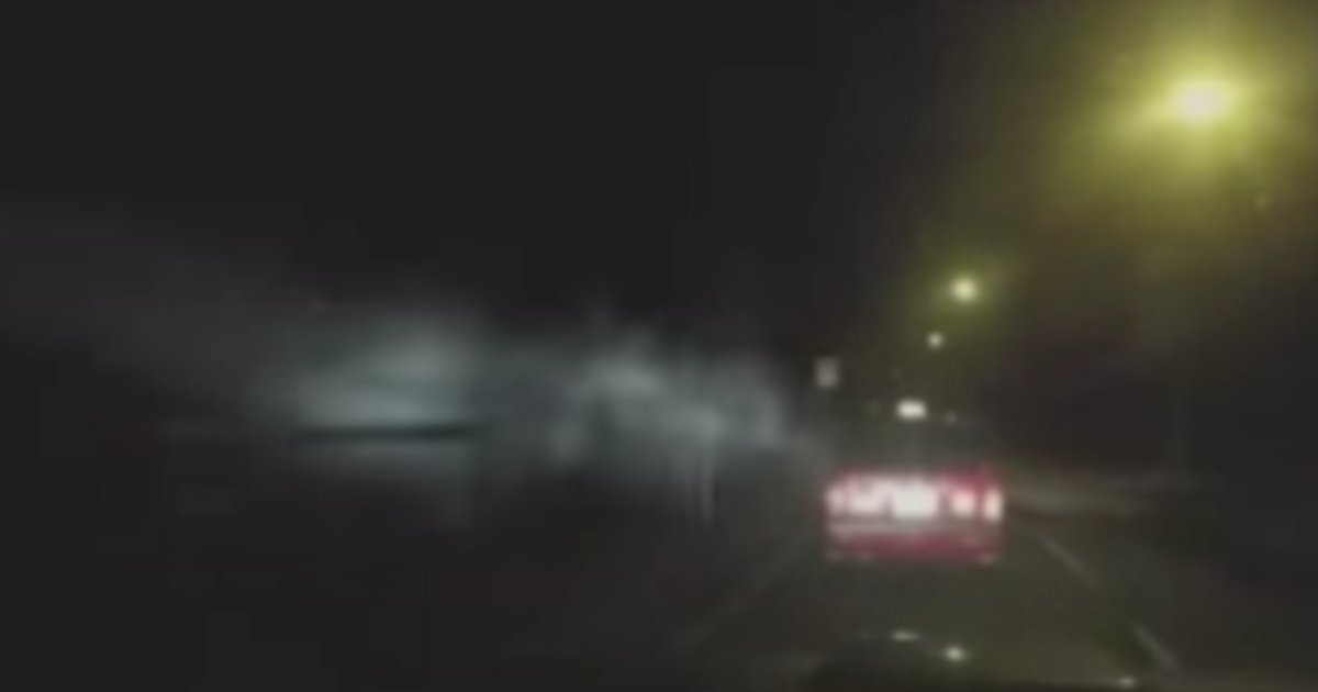 Video coche recibiendo "ataque demoníaco" en carretera