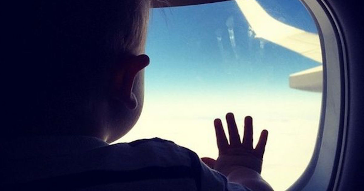 Disculpa bebé viaja primera vez en avión derretirá tu corazón