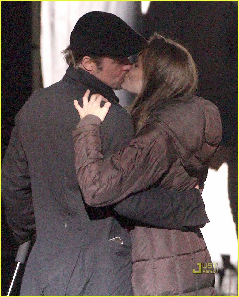 Brad Pitt y Angelina Jolie besándose