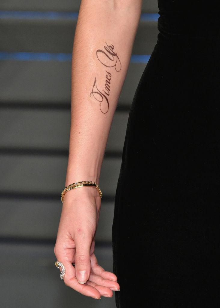 emma-watson-tatuaje-timesup-falta-ortografia-entrega-premios-oscars-2018