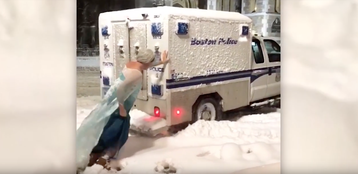 Hombre-Drag-Elsa-Frozen-Policía-Nieve