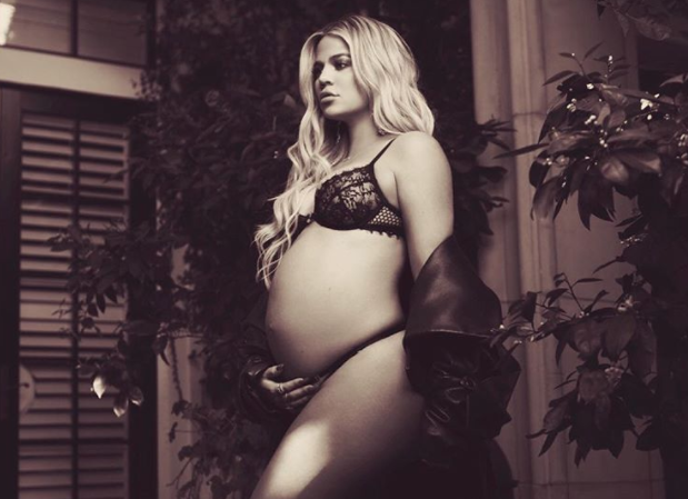 khloe-kardashian-posa-fotos-embarazada-lenceria-pantalones-good-american