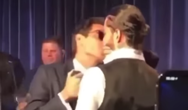 Marc Anthony besó a Maluma en pleno concierto 