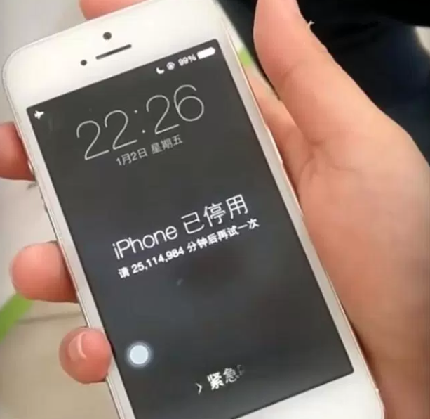 nino-chino-bloquea-iphone-madre-47-anos-metio-clave-desbloqueo-erronea