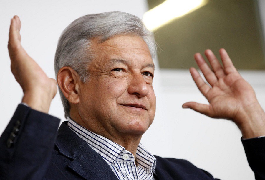 Besan a AMLO en Azcapotzalco