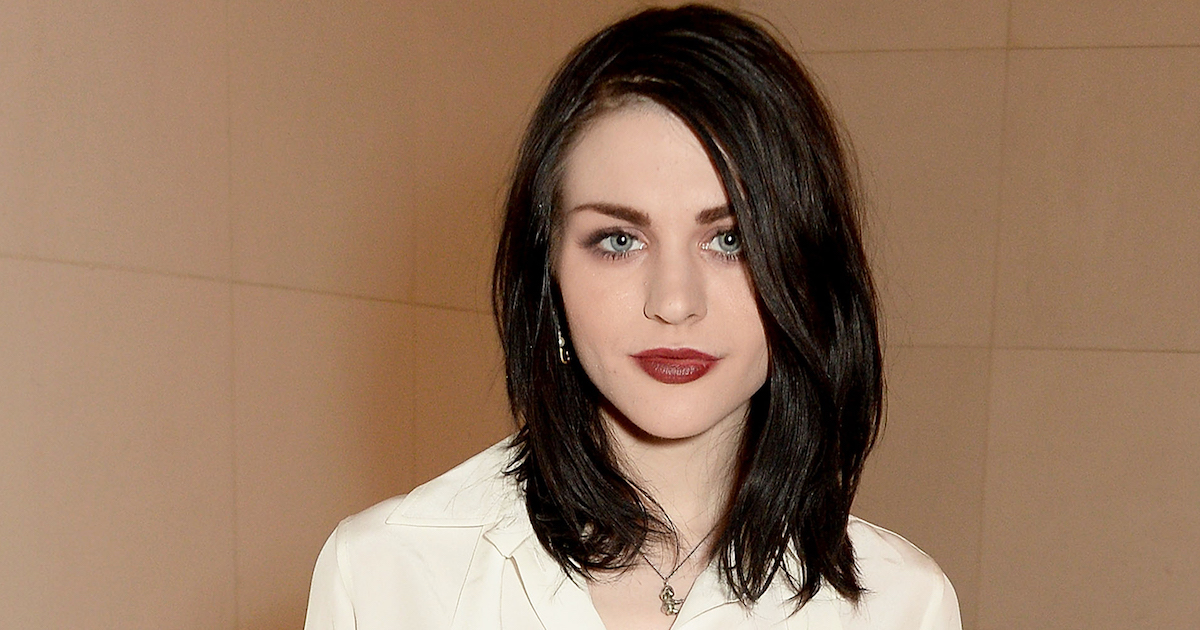 Así canta Frances Bean, hija de Kurt Cobain