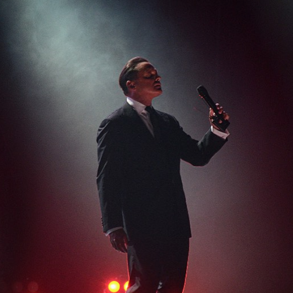 Luis Miguel paró el concierto para darle las gracias a una fan