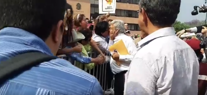 Besan a AMLO en Azcapotzalco
