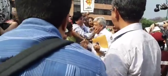 Besan a AMLO en Azcapotzalco