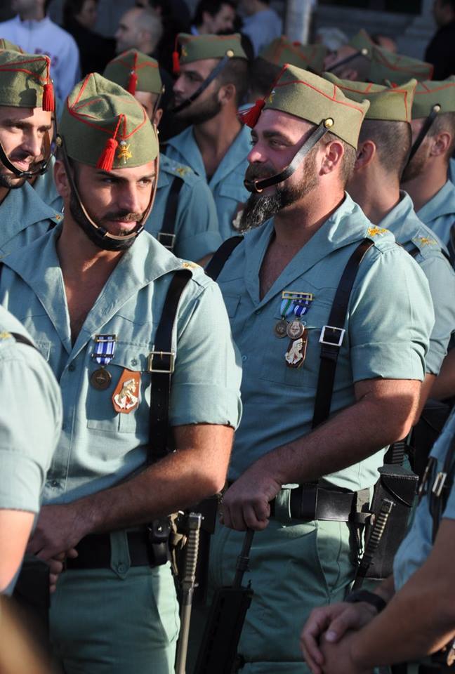 Chico guapo guardia civil española