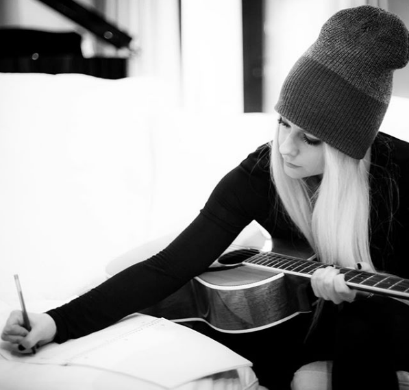 Avril Lavigne regresa a sus redes con nuevo look