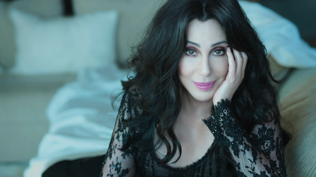 La cantante Cher luciendo espectacular