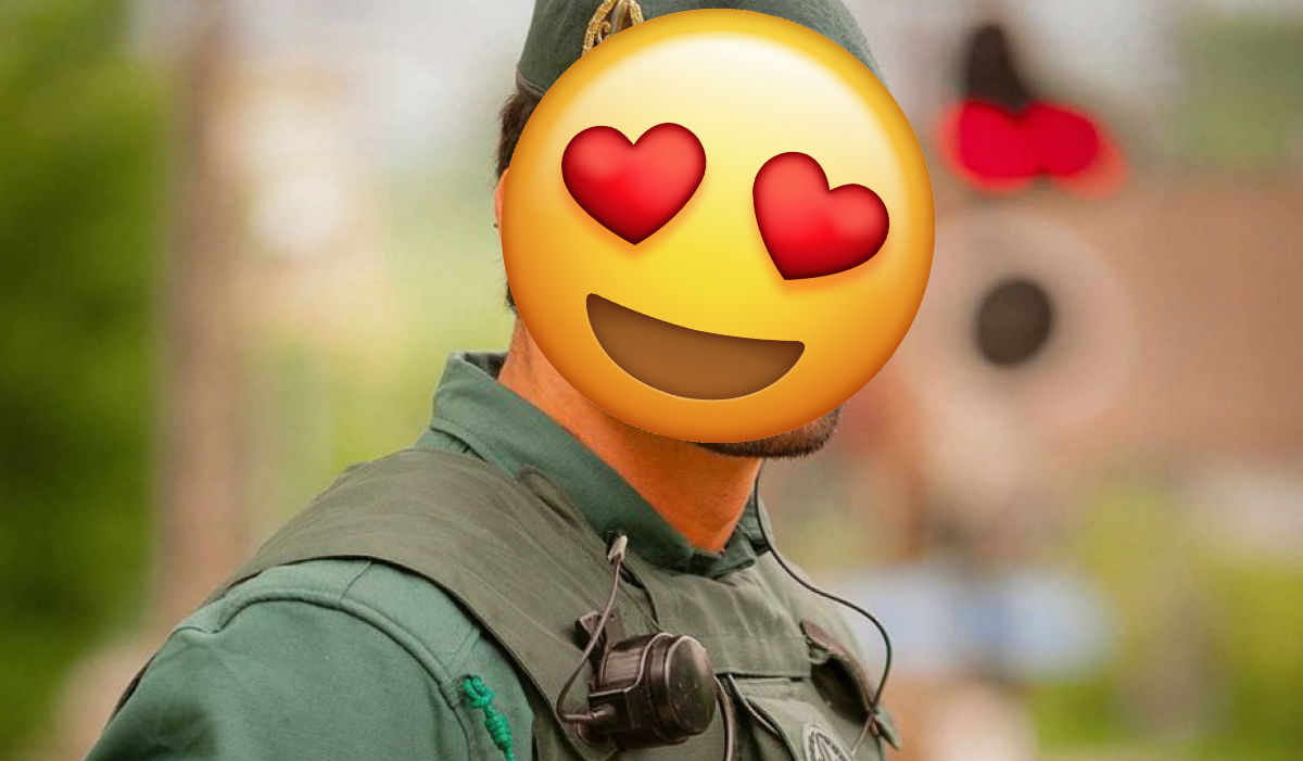 Guapo agente de la guardia civil española