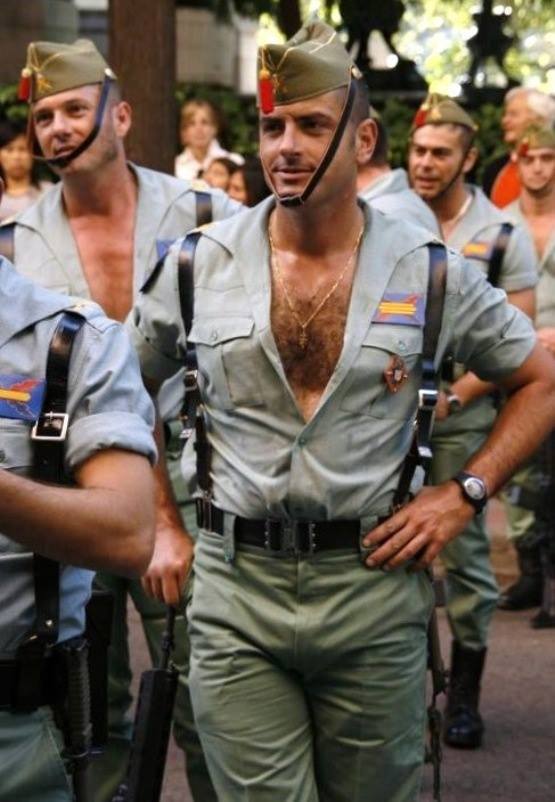 Chico guapo guardia civil española
