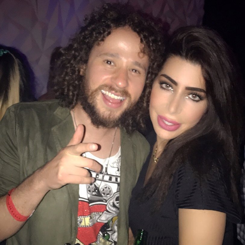 luisito-comunica-posando-junto-disenadora-esposa-omar-borkan-arabe-guapo