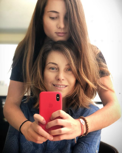 Dominika Paleta y su hija son idénticas