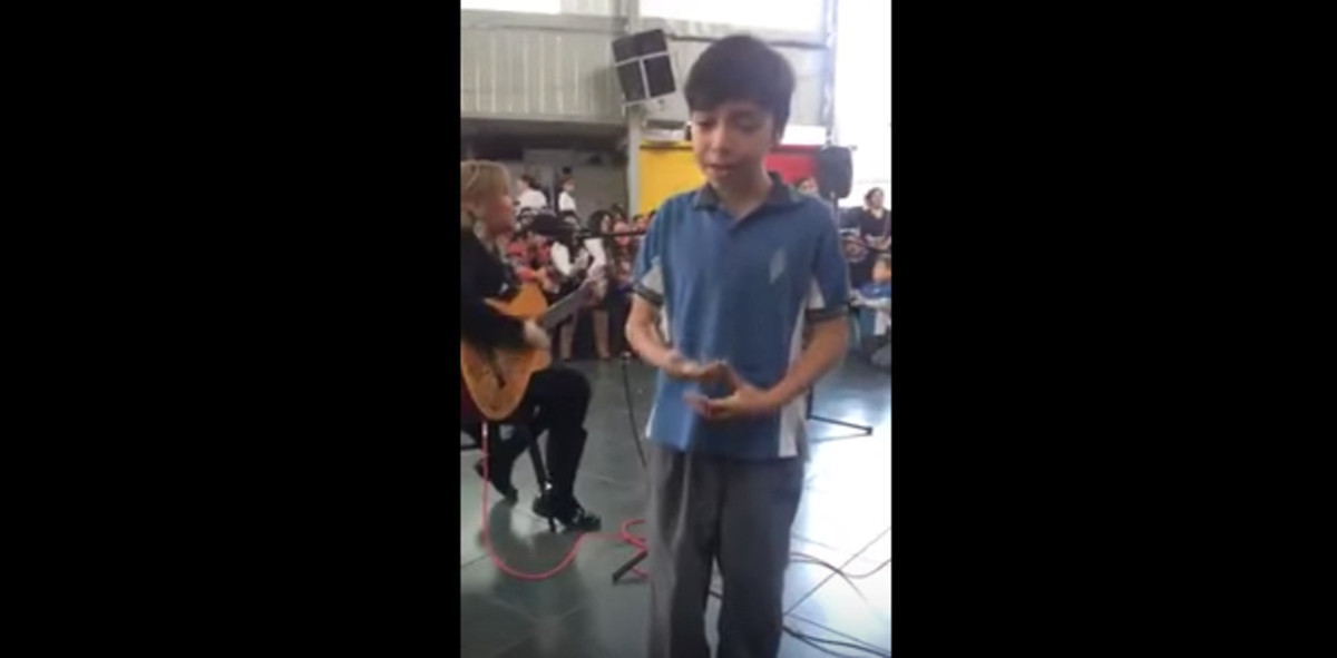 Niño canta mamá lenguaje señas chile conmovedor