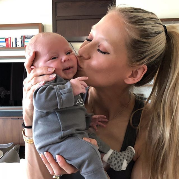 Anna Kournikova baila con su bebé