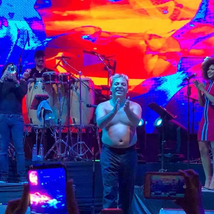 Cristian Castro se desnuda y presume panzonta